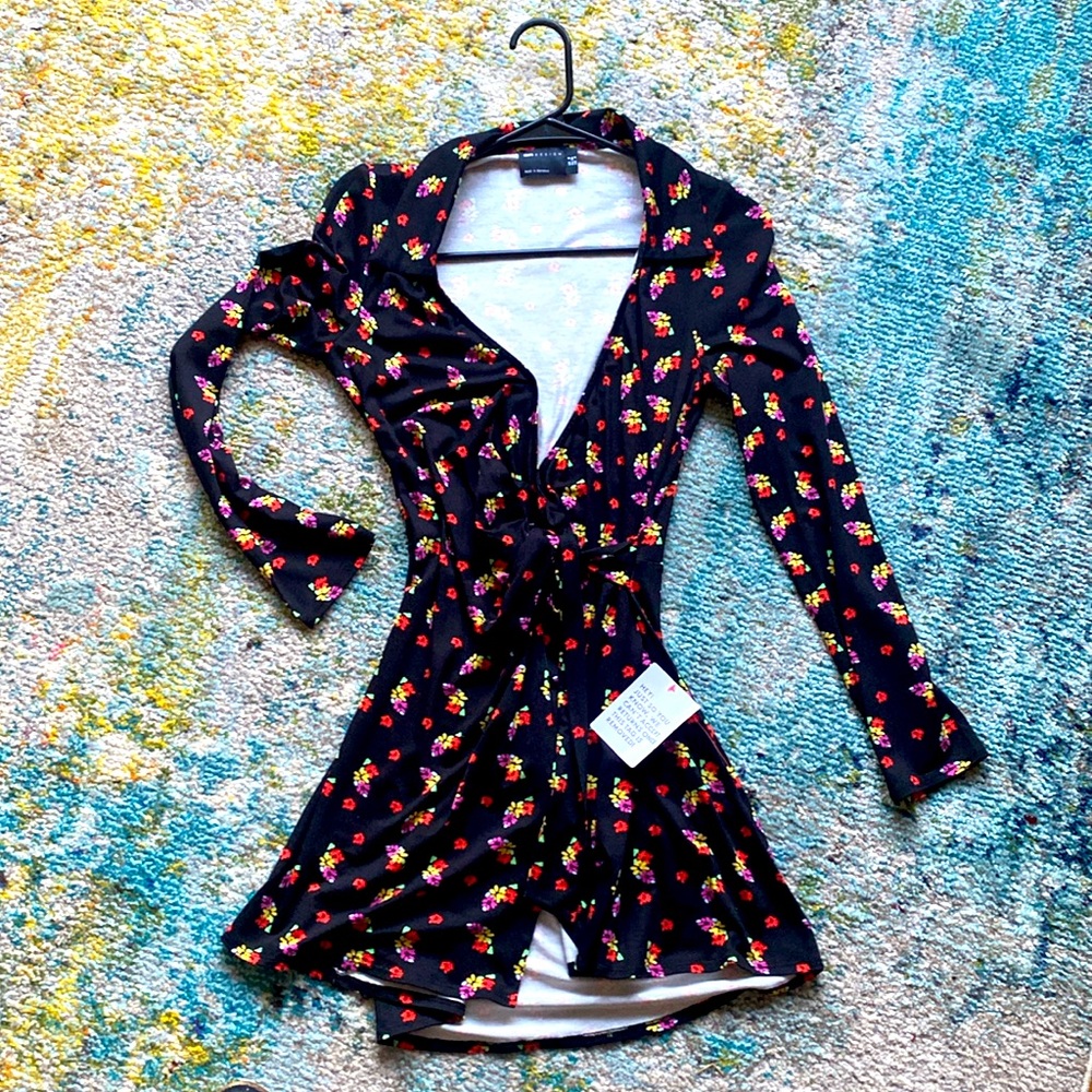 Mini wrap dress  - black with florals